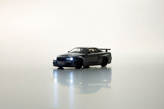 (Pre-Order) Kyosho - Nissan GT-R (R34) nismo Clubman Race SPEC Gun Metallic With Led System 2003 + Motn Led Base System Black