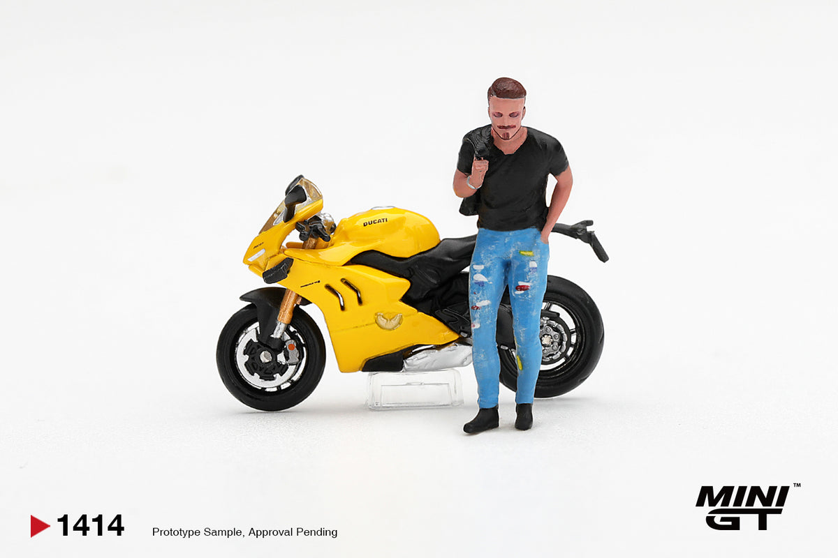 Mini GT Ducati Panigale V4 S 2020 in Giallo yellow with display figure, detailed 1:64 motorcycle collectible