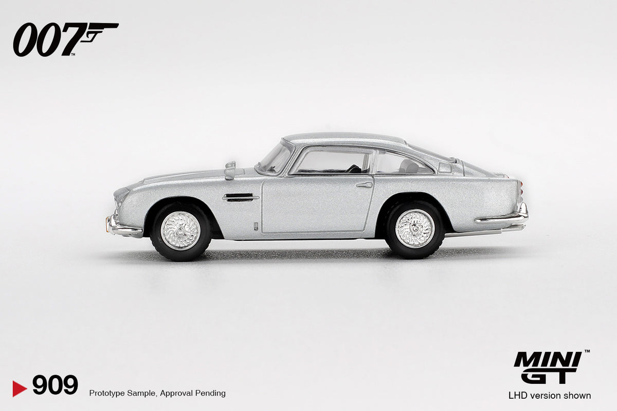 Mini GT Aston Martin DB5 Casino Royale 2006 English blister 1:64 diecast. Side