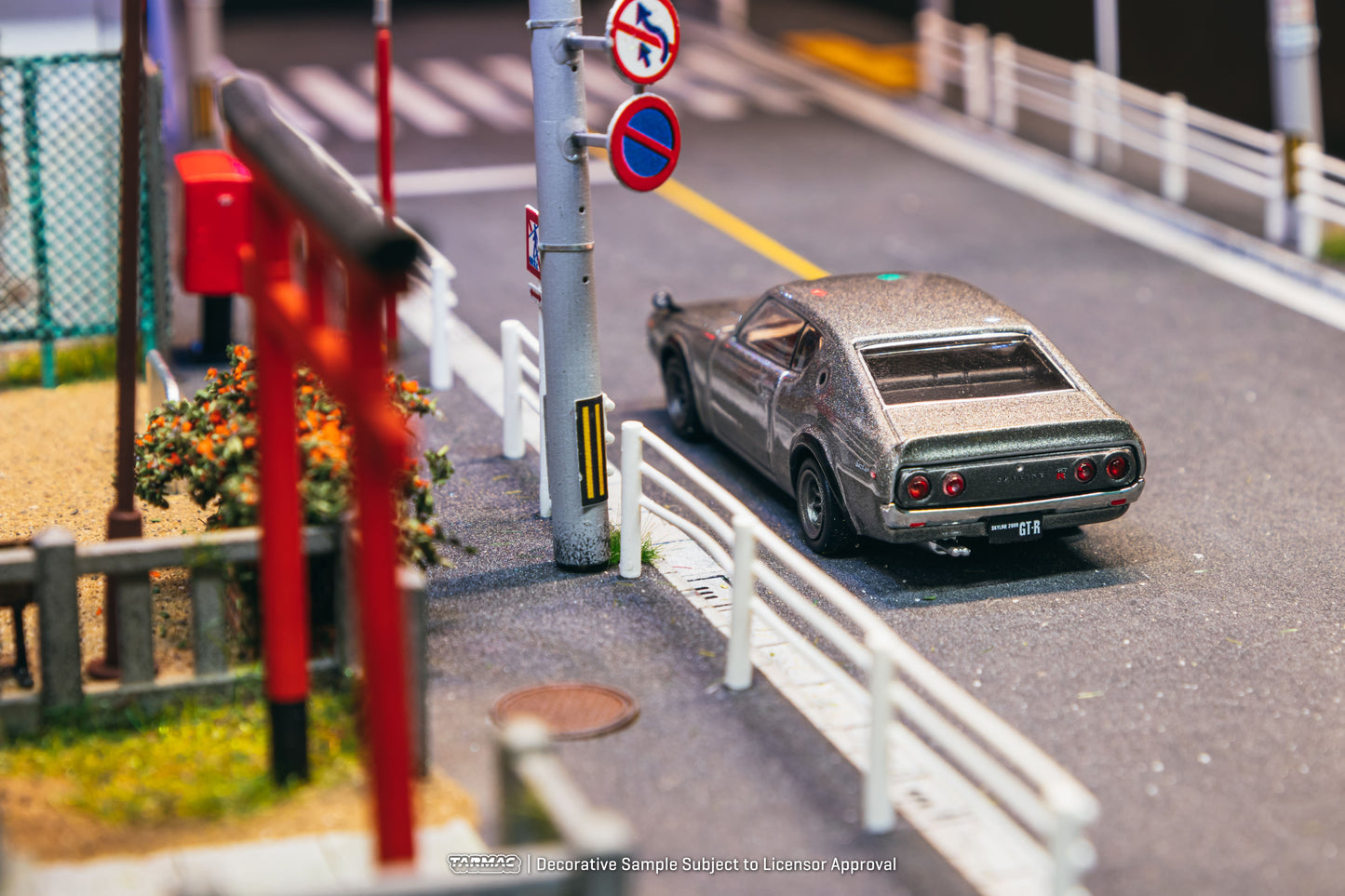 Tarmac Works Global64 1969 Nissan Skyline 2000GT-R KPGC110 with rolling wheels.
