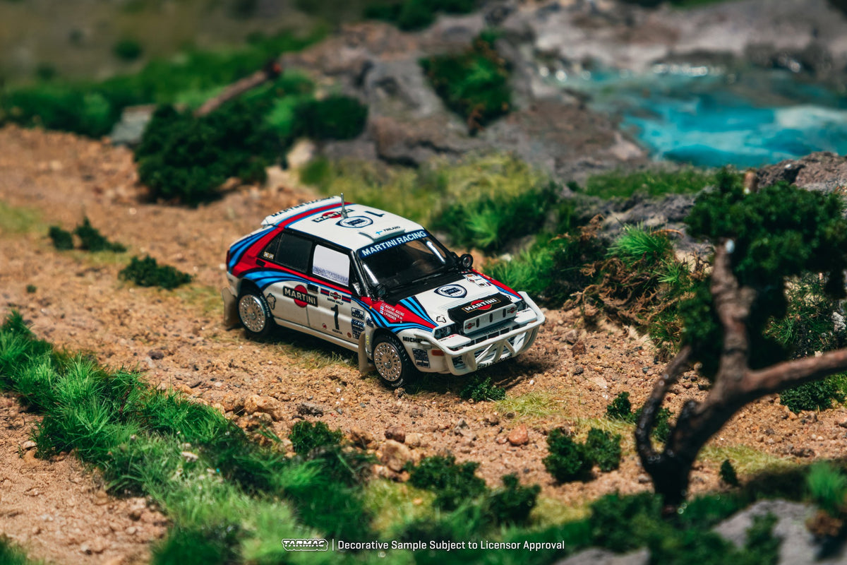 1:64 Tarmac Works Lancia Delta HF Integrale #1 Juha Kankkunen Safari Rally 1992 – Martini livery die-cast rally model with display base. Hero Shot