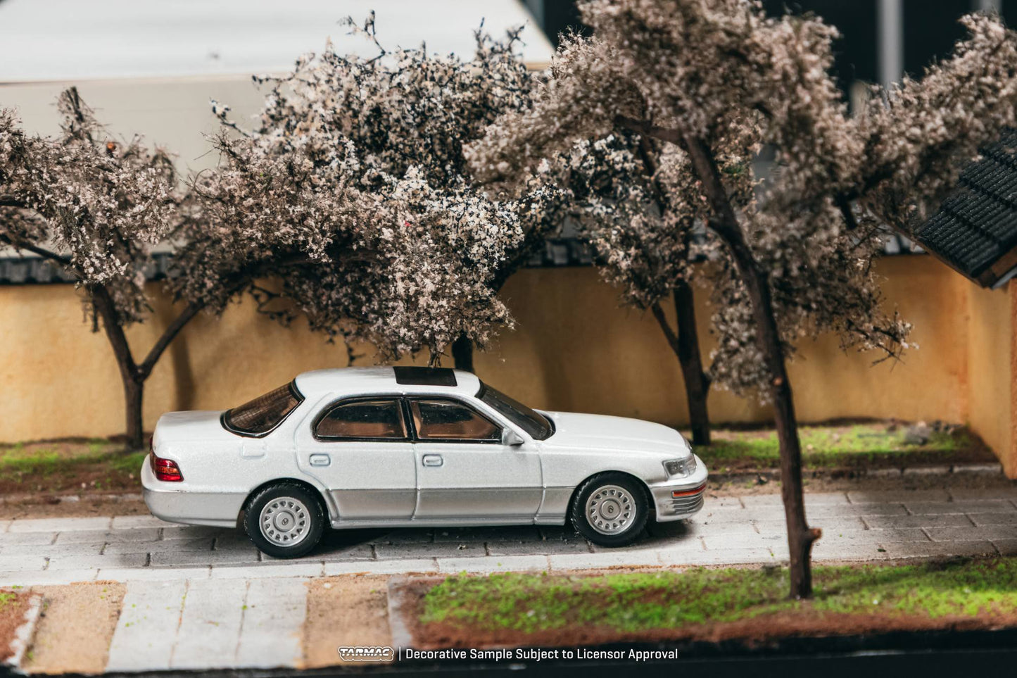 Tarmac Works Lexus LS400 UCF10 pearl white 2001 1:64 diecast sedan. Side