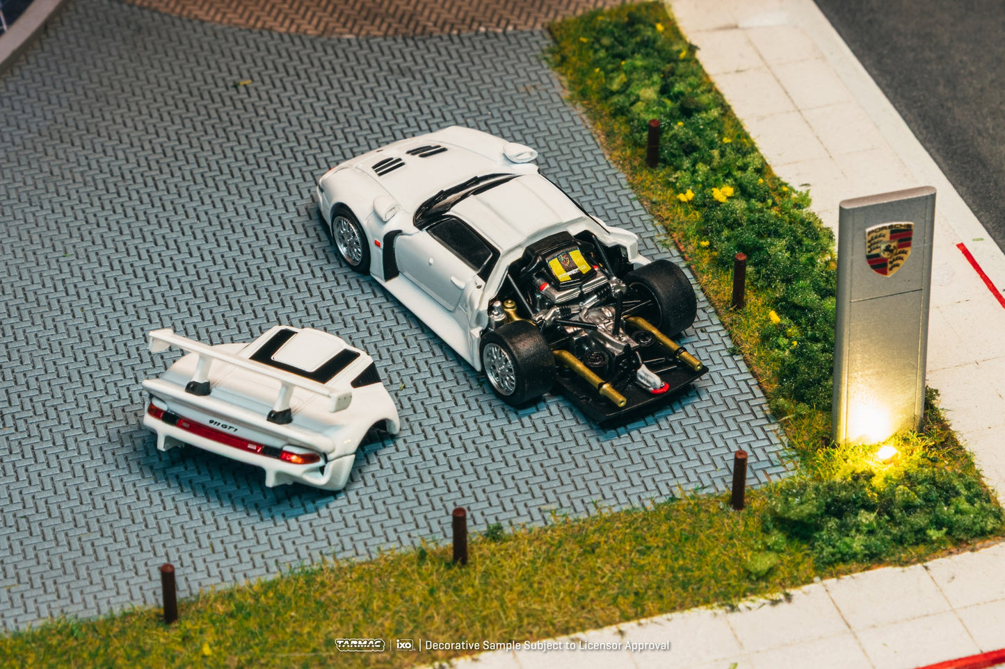 Tarmac Works Porsche 911 GT1 White 1:64 model car with trading cards combo set from Hobby64+ line. Engine bay