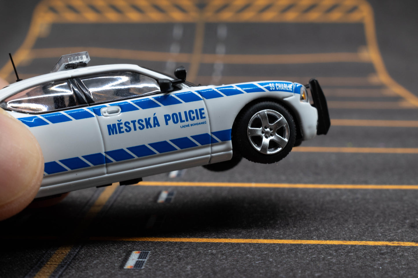 JR Collectibles x Rollin – Městská Policie Lázně Bohdaneč “Adam & Charlie” 1:64 twin police car collector set. Details