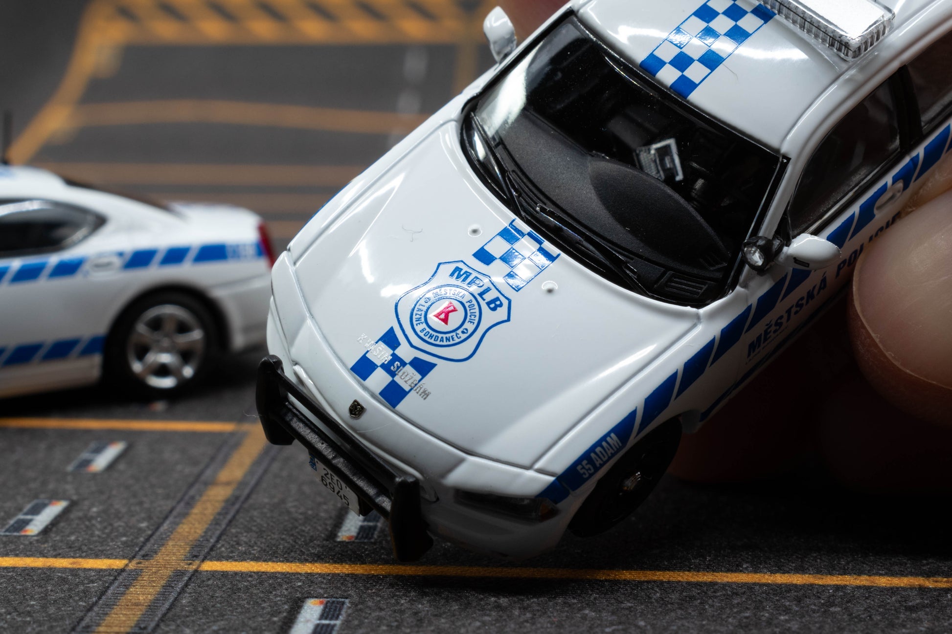 JR Collectibles x Rollin – Městská Policie Lázně Bohdaneč “Adam & Charlie” 1:64 twin police car collector set. Details