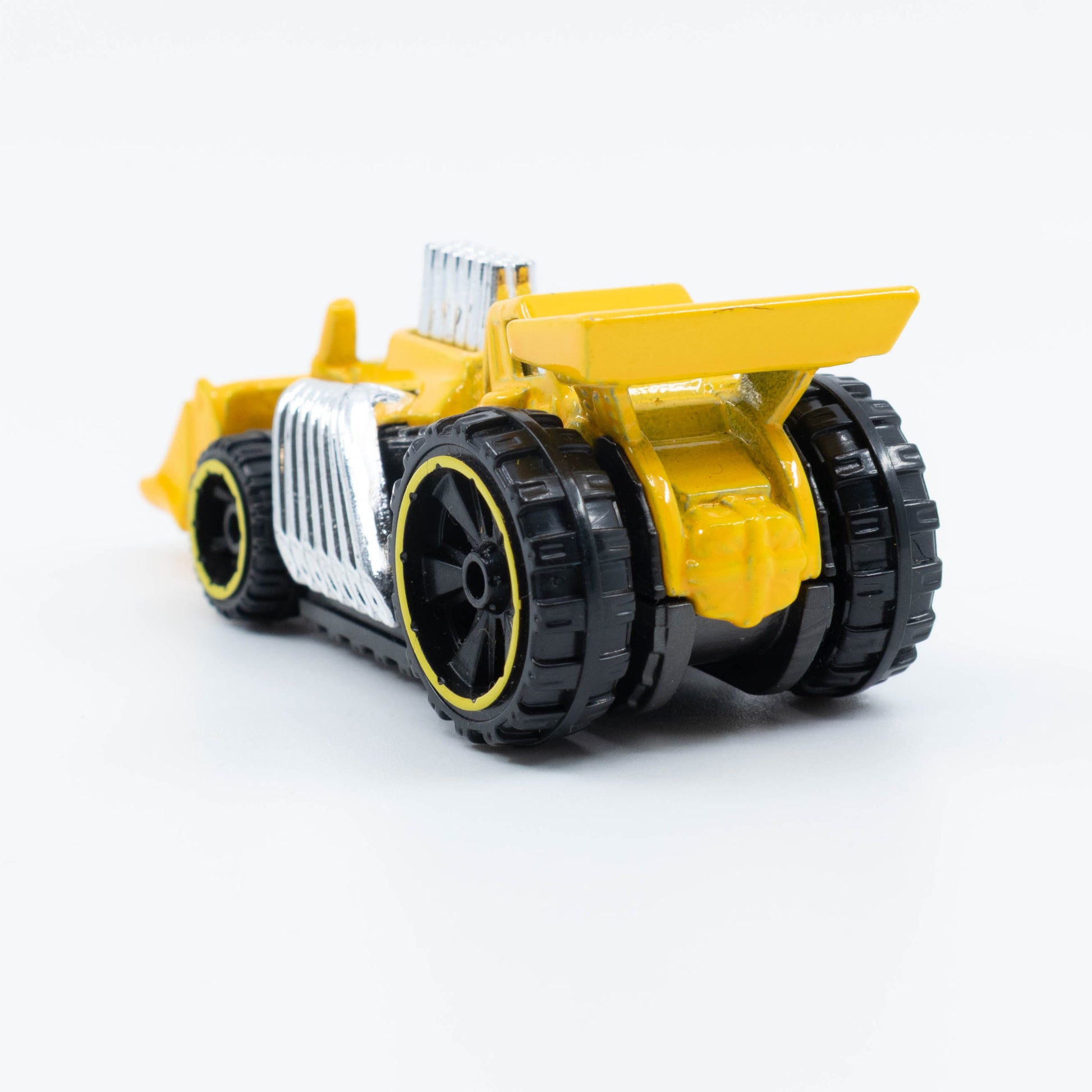 Hot Wheels Speed Dozer 1:64 diecast with front blade and heavy-duty wheels. Back