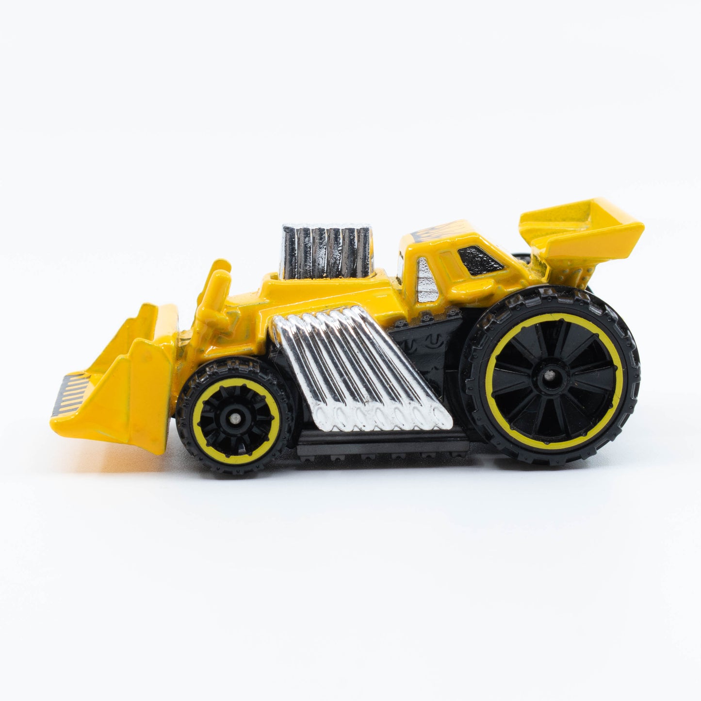 Hot Wheels Speed Dozer 1:64 diecast with front blade and heavy-duty wheels. Side
