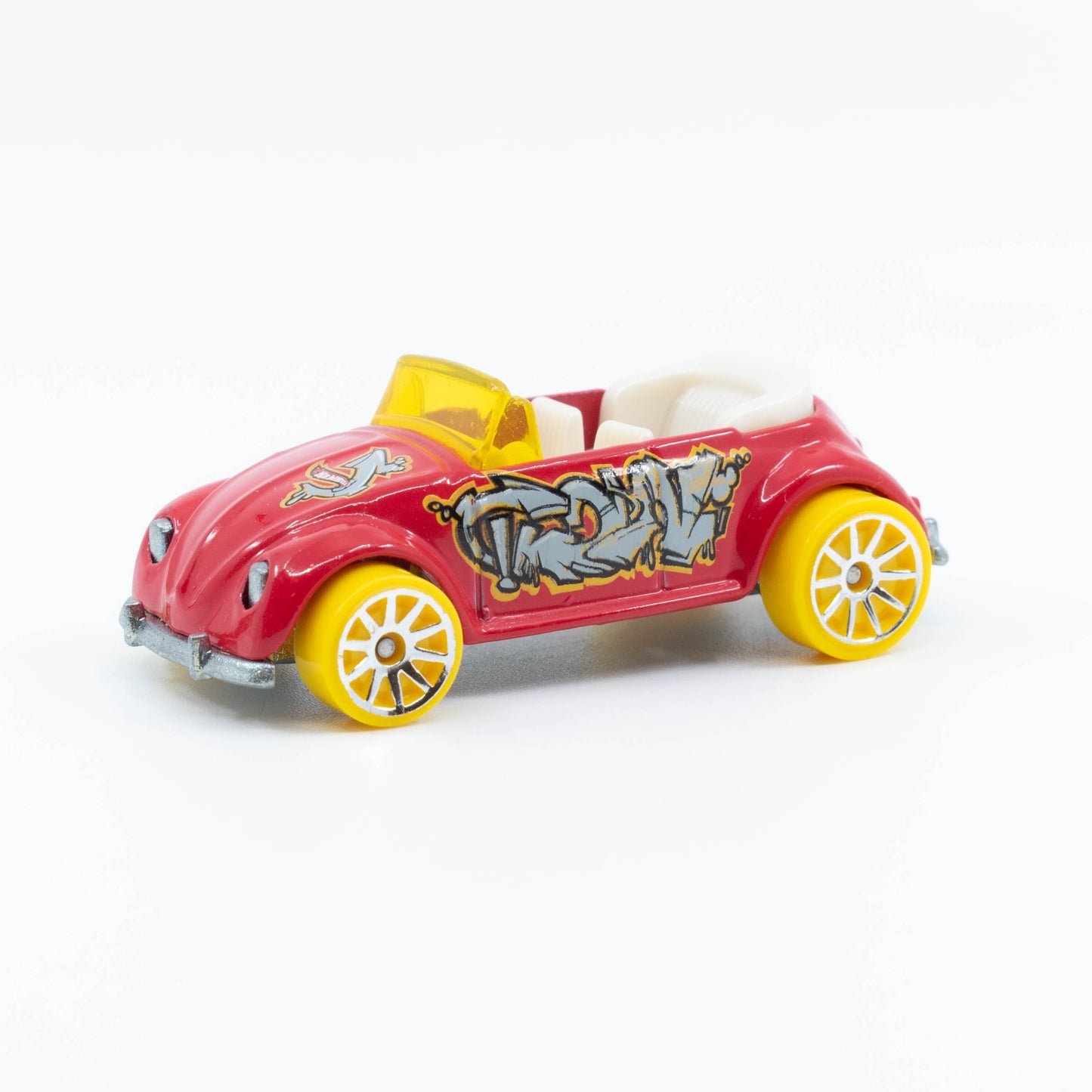 Hot Wheels Volkswagen Beetle Convertible 1:64 diecast model with classic design and open roof. Front