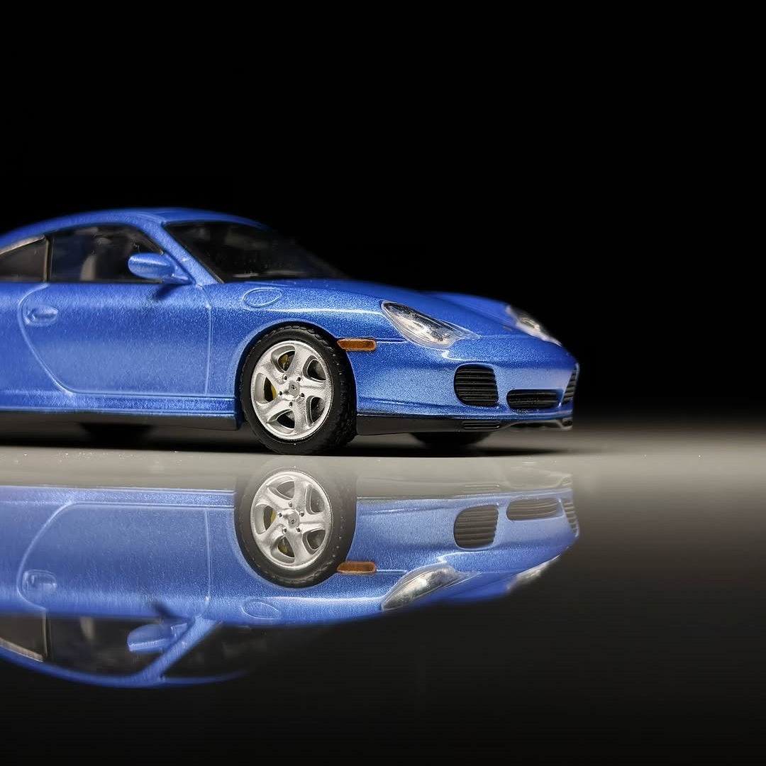 Jiyi Model Porsche 996 Sally Special Edition inspired by Sally Carrera from Disney-Pixar Cars, displayed in an acrylic box.
