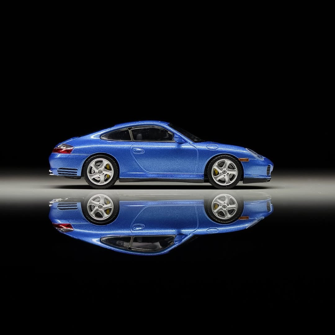 Jiyi Model Porsche 996 Sally Special Edition inspired by Sally Carrera from Disney-Pixar Cars, displayed in an acrylic box.