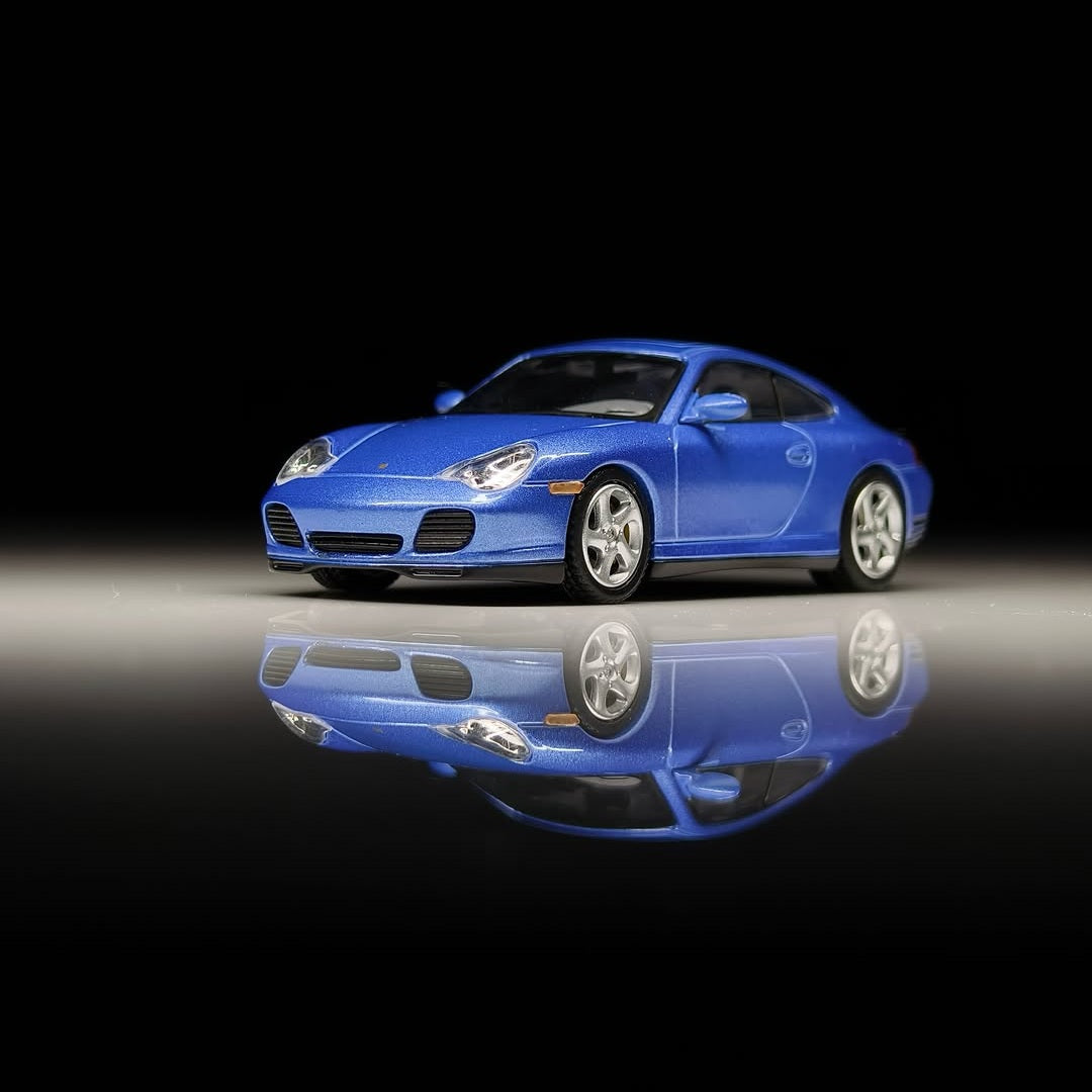Jiyi Model Porsche 996 Sally Special Edition inspired by Sally Carrera from Disney-Pixar Cars, displayed in an acrylic box.
