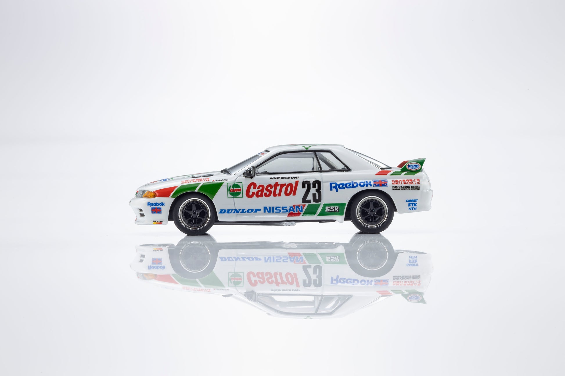 Kyosho 1:64 Castrol Nissan Skyline GT-R R32 Gr.A 1990 #23 with LED lights