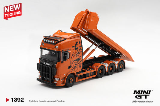 Mini GT Scania 770S B8X4NA Hooklift Flatbed 2025 in orange, detailed 1:64 heavy-duty truck model