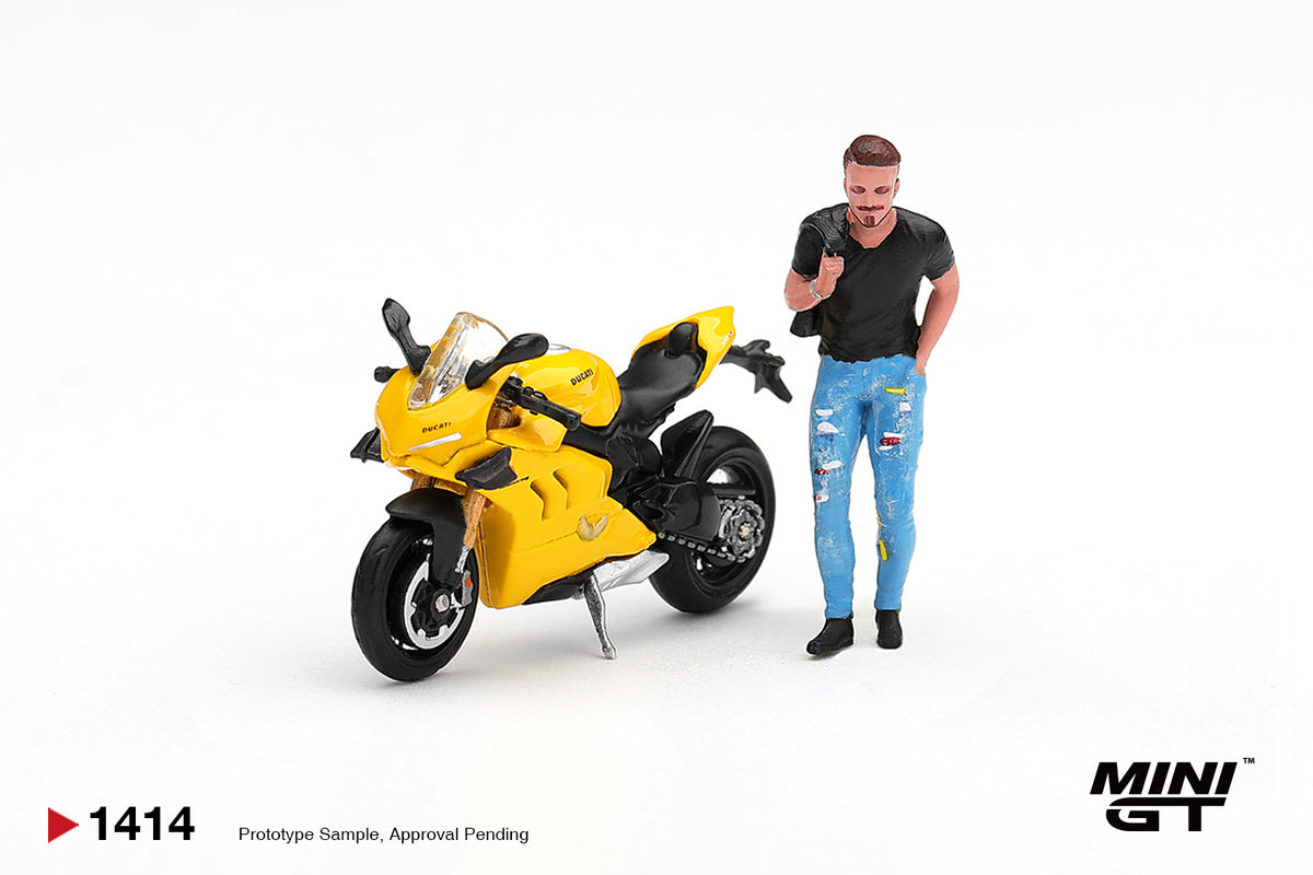 Mini GT Ducati Panigale V4 S 2020 in Giallo yellow with display figure, detailed 1:64 motorcycle collectible