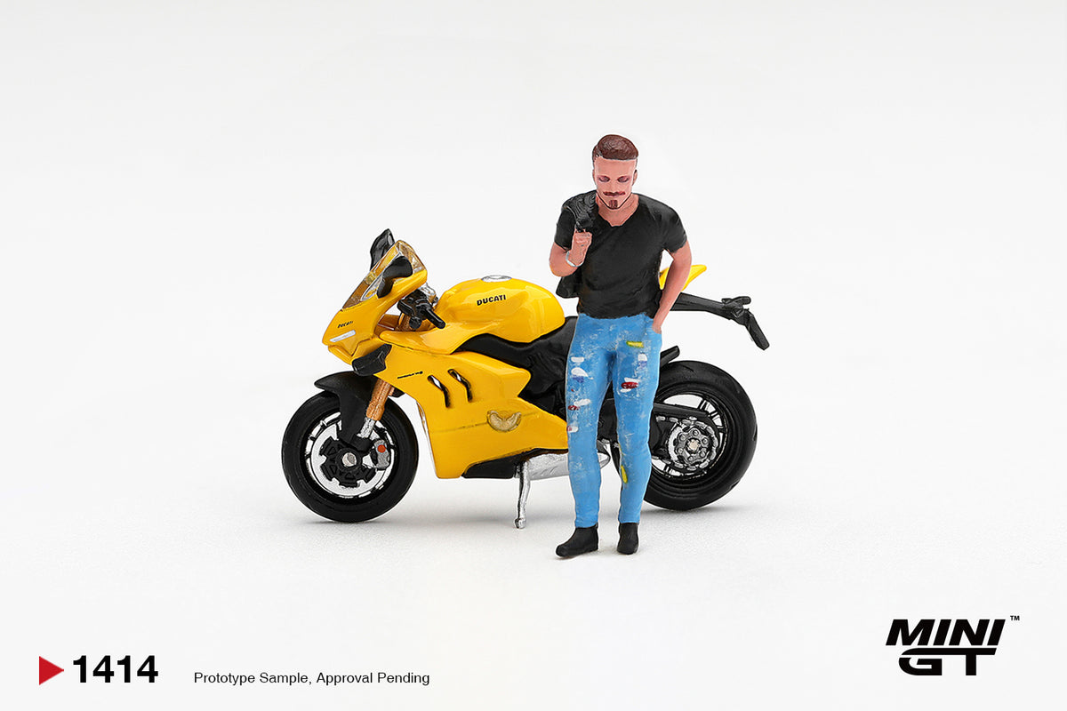 Mini GT Ducati Panigale V4 S 2020 in Giallo yellow with display figure, detailed 1:64 motorcycle collectible