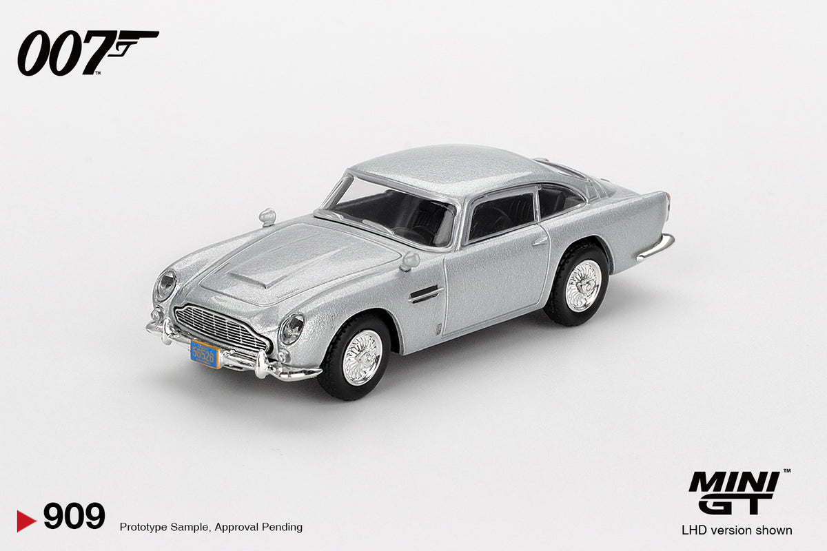 Mini GT Aston Martin DB5 Casino Royale 2006 English blister 1:64 diecast. Front