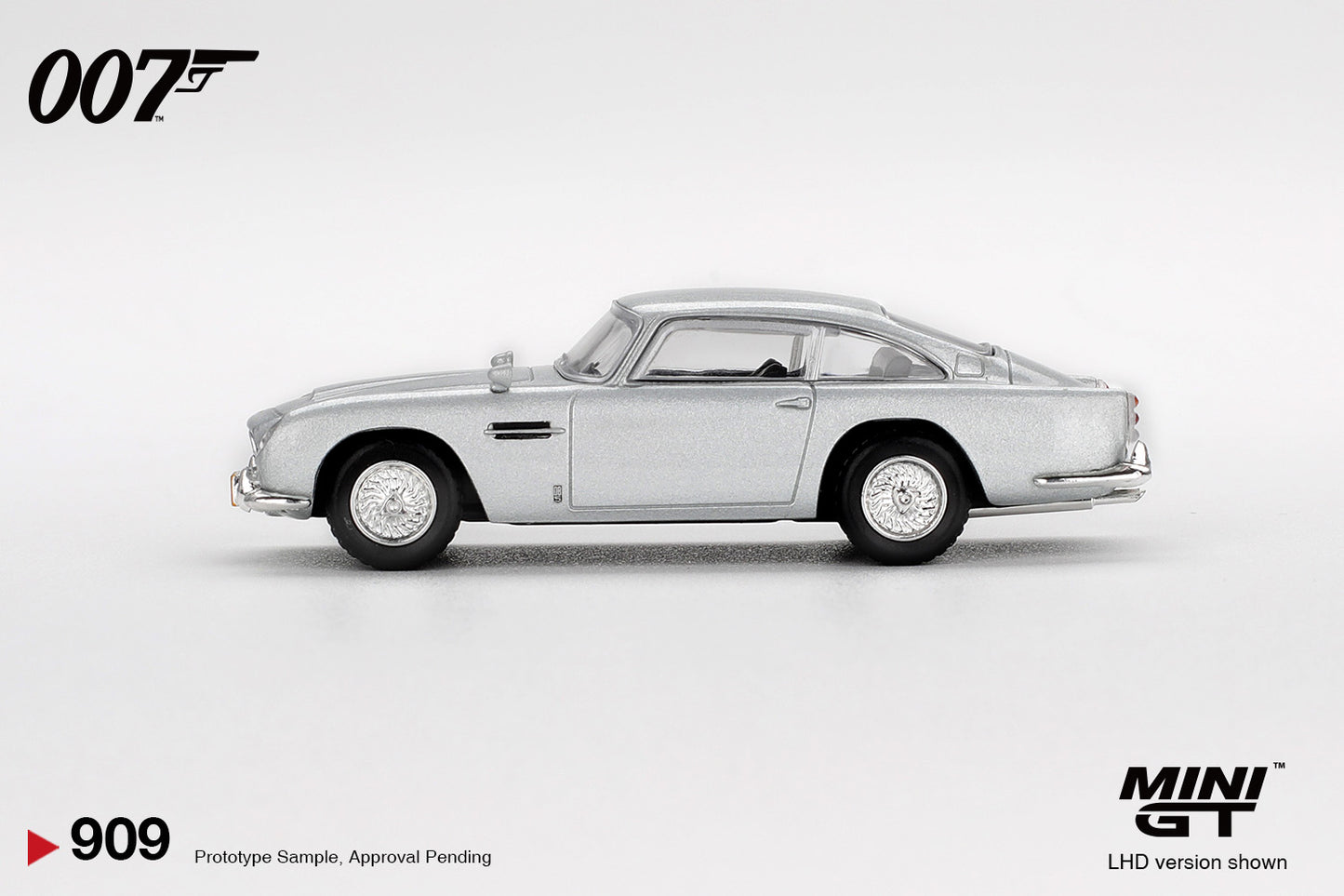 Mini GT Aston Martin DB5 Casino Royale 2006 English blister 1:64 diecast. Side