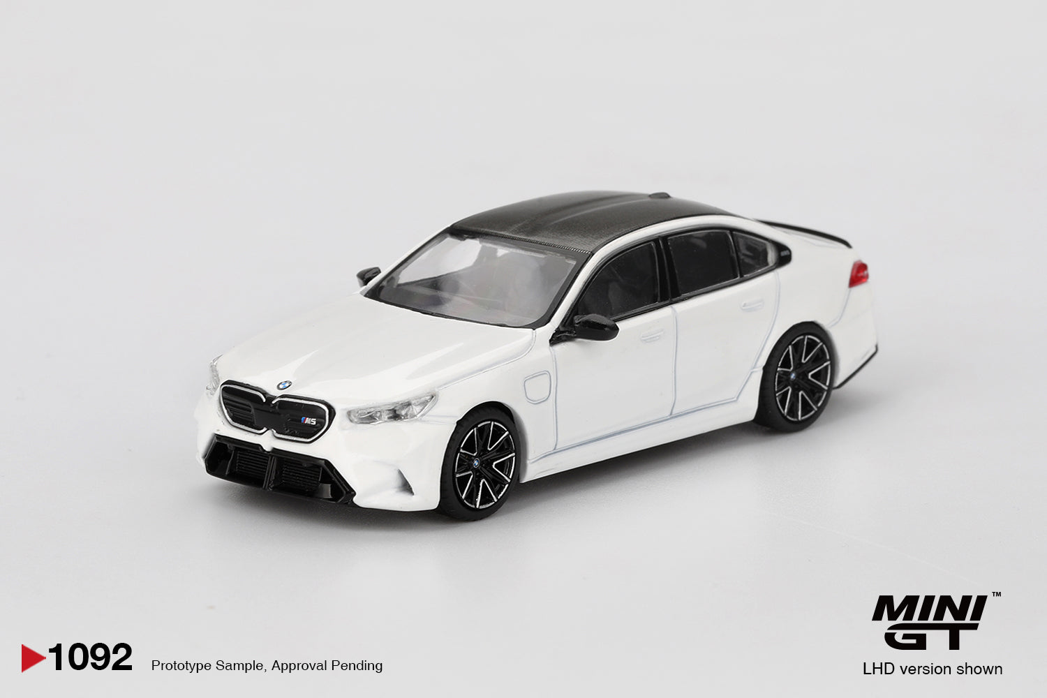 1:64 Mini GT BMW M5 (G90) Alpine White 2025 – white die-cast model of BMW’s latest M5 sedan. Front