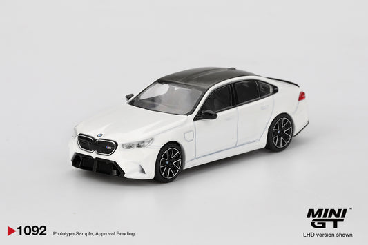 1:64 Mini GT BMW M5 (G90) Alpine White 2025 – white die-cast model of BMW’s latest M5 sedan. Front