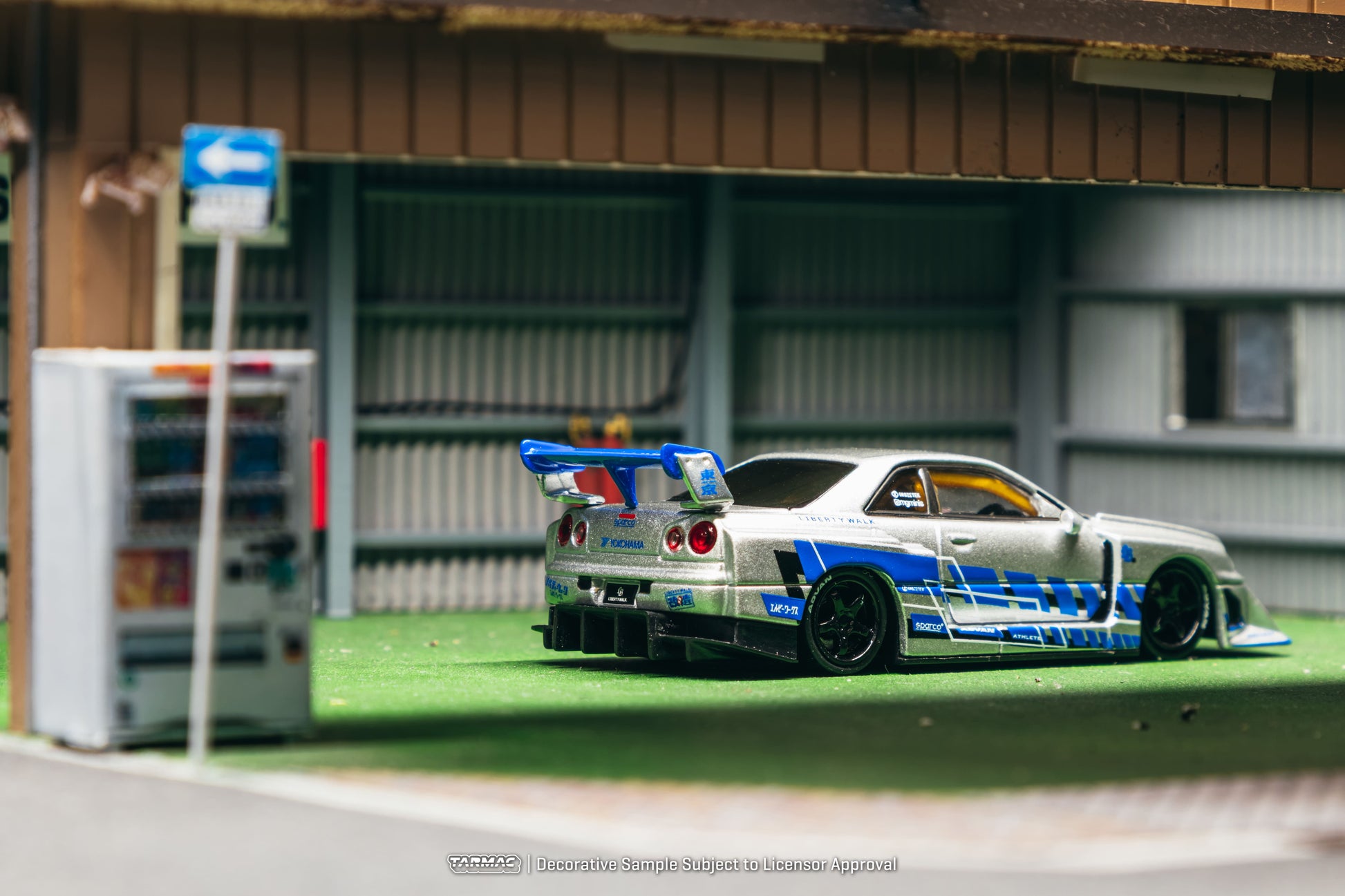 Tarmac Works Nissan Skyline GT-R ER34 LB Super Silhouette MGMini SEMA Show in silver and blue.