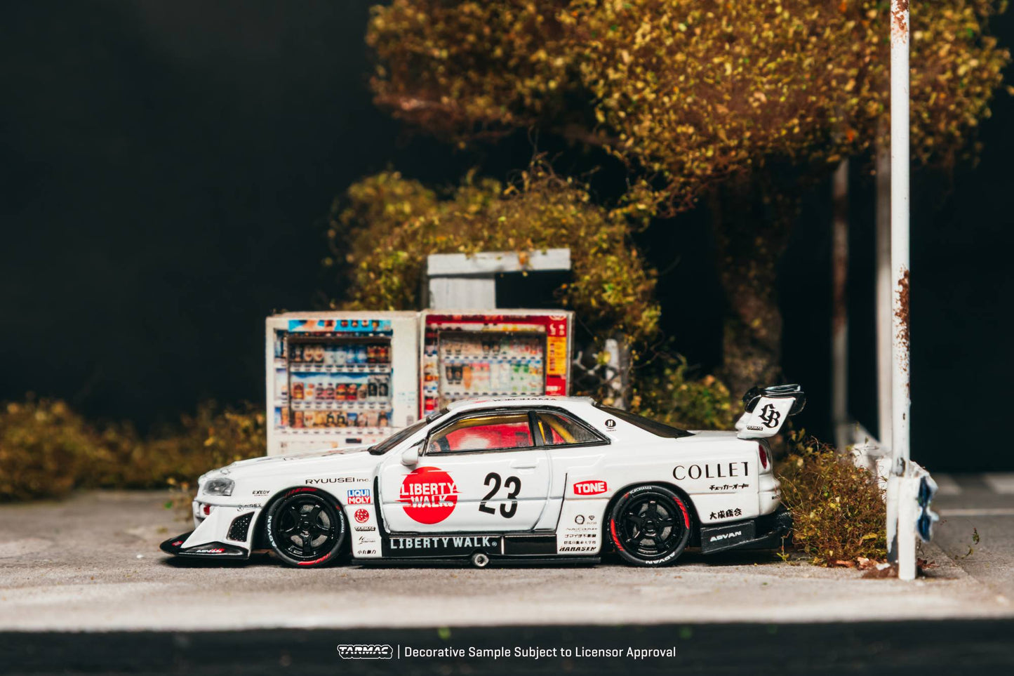 Tarmac Works Nissan Skyline GT-R R34 LB Super Silhouette Collet from the Hobby64 series. Side