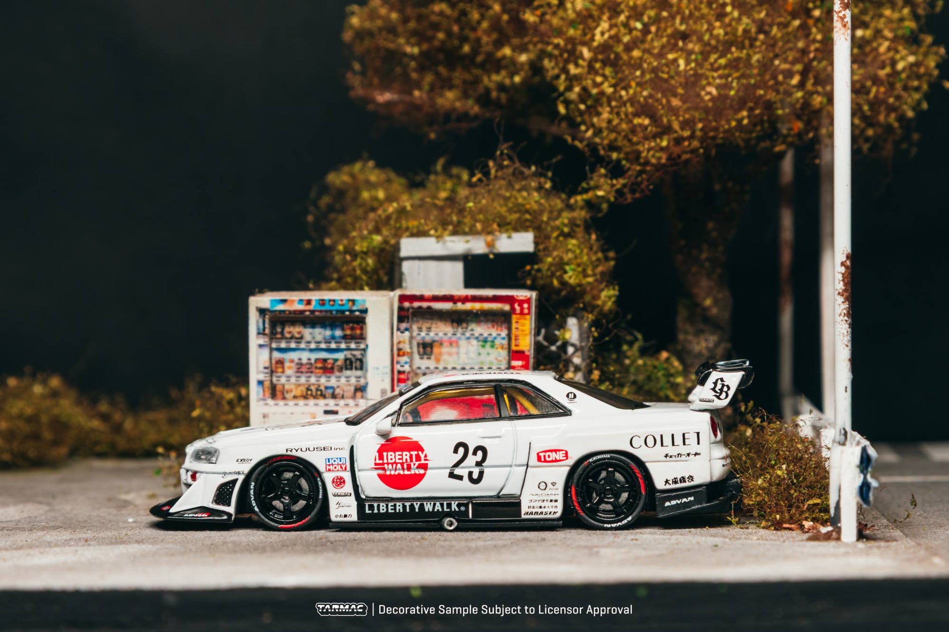Tarmac Works Nissan Skyline GT-R R34 LB Super Silhouette Collet from the Hobby64 series. Side
