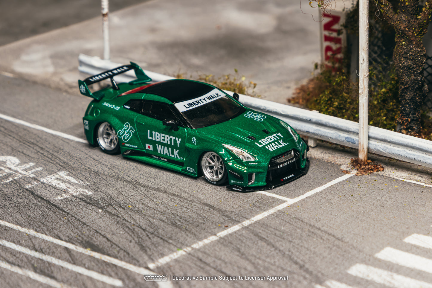 Tarmac Works Hobby64 Nissan GT-R R35 LB Super Silhouette.