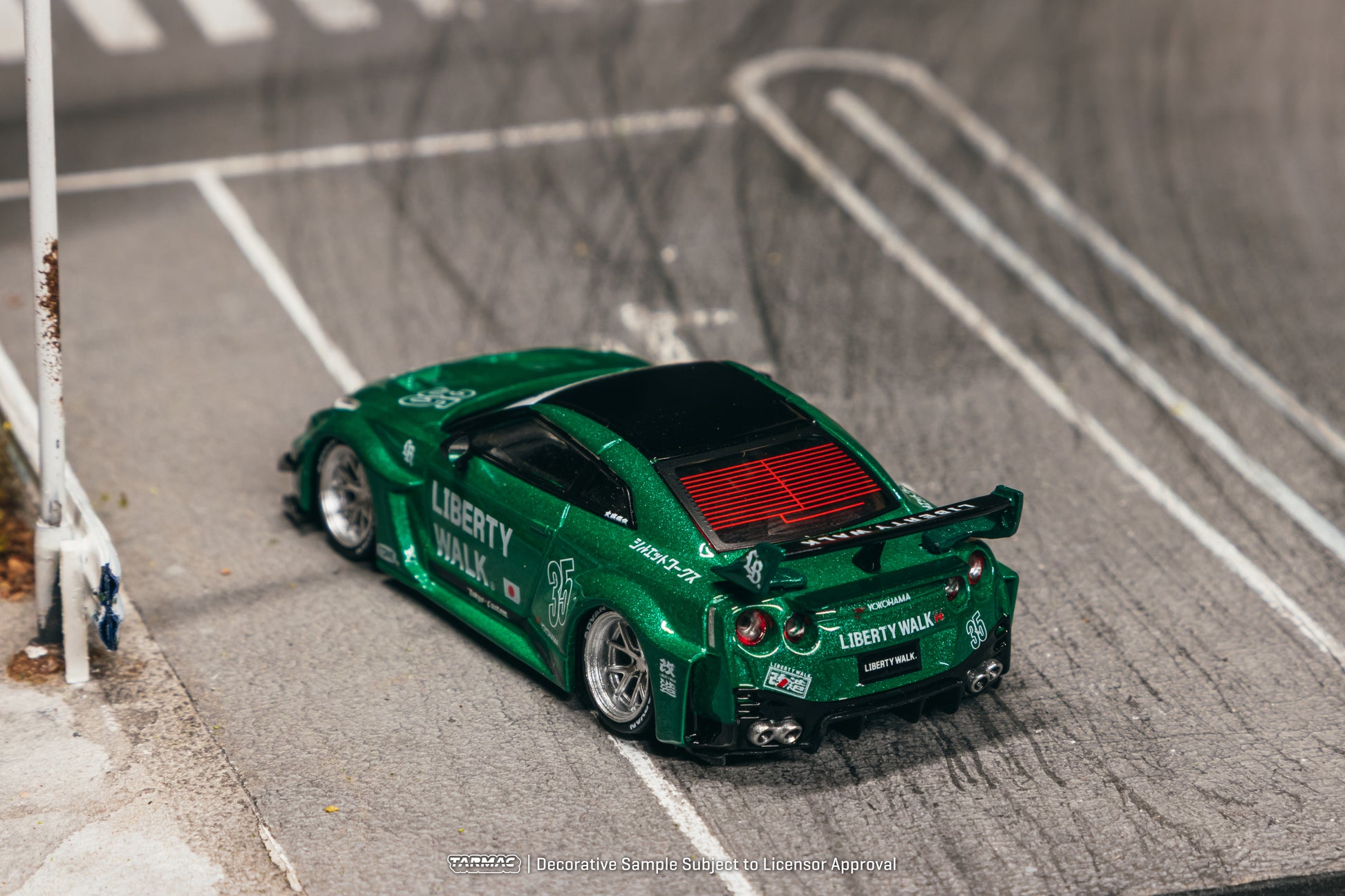 Tarmac Works Hobby64 Nissan GT-R R35 LB Super Silhouette.