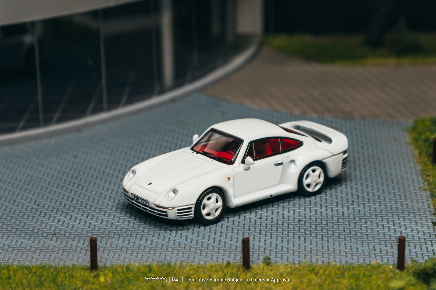Tarmac Works 1989 Porsche 959 in white with exclusive trading card set. Top
