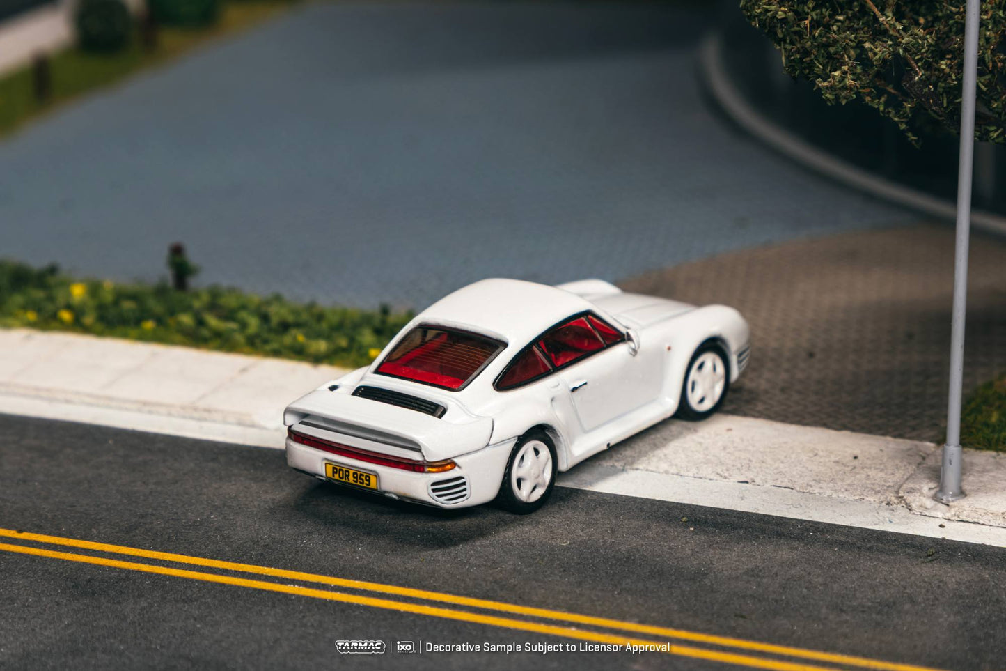 Tarmac Works 1989 Porsche 959 in white with exclusive trading card set. Back