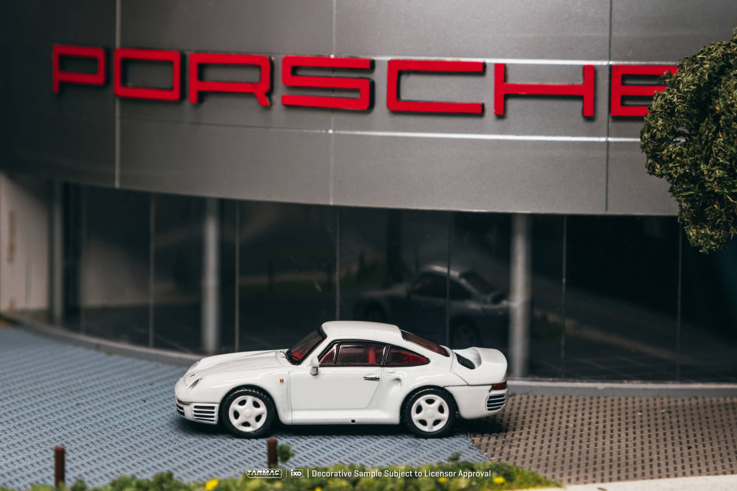 Tarmac Works 1989 Porsche 959 in white with exclusive trading card set. Side