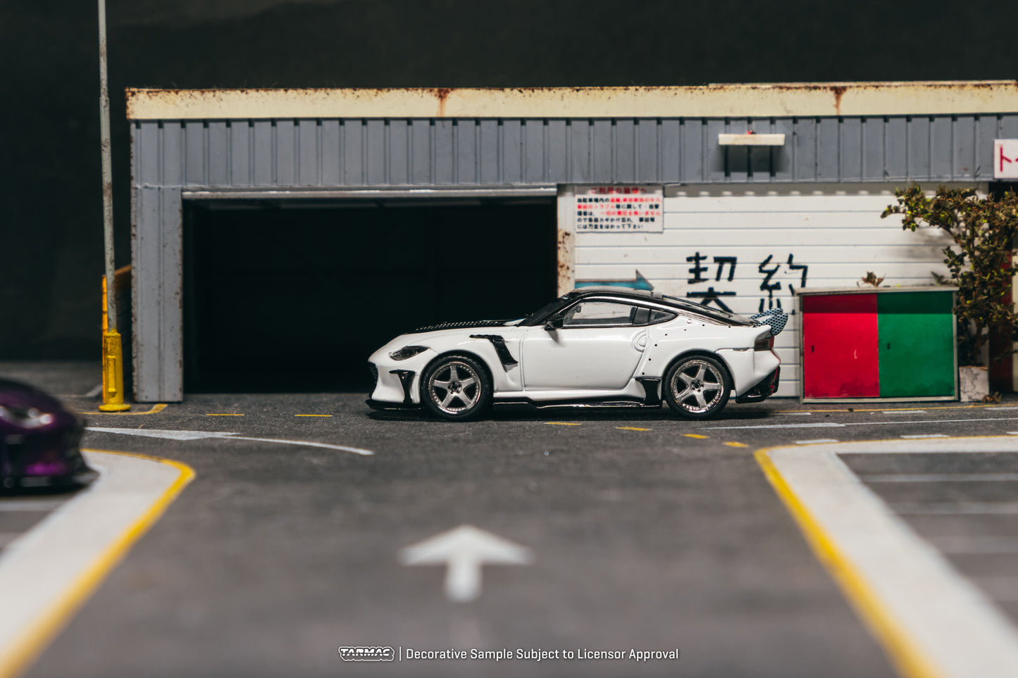 Tarmac Works Nissan FFZ400 VeilSide Fairlady Z in white from the Global64 series. Side