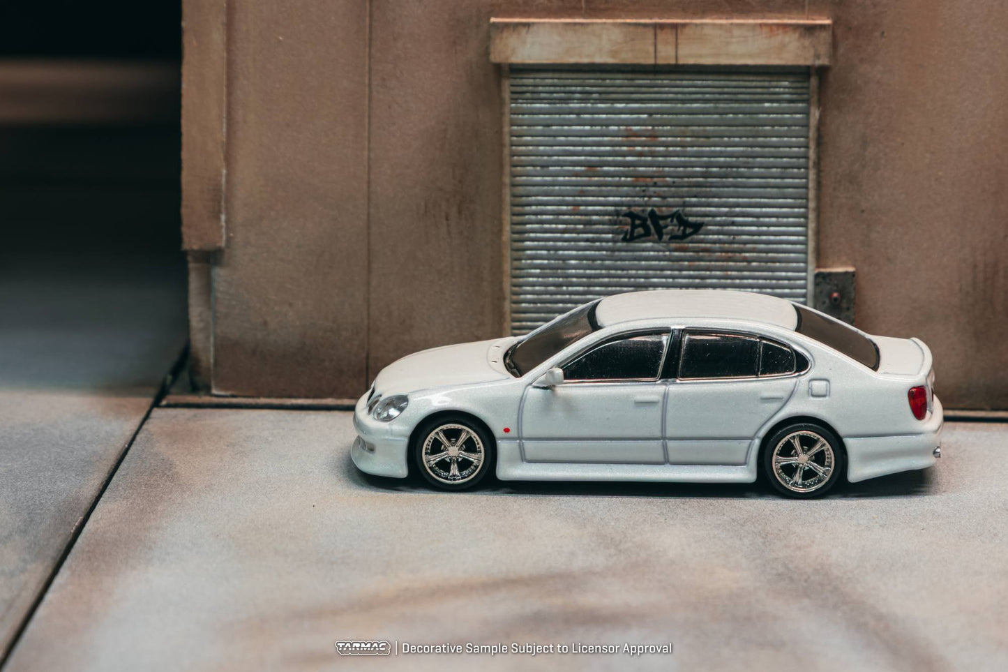 Tarmac Works Toyota Aristo JZS161 V300 Vertex in white from the Global64 collection. Side