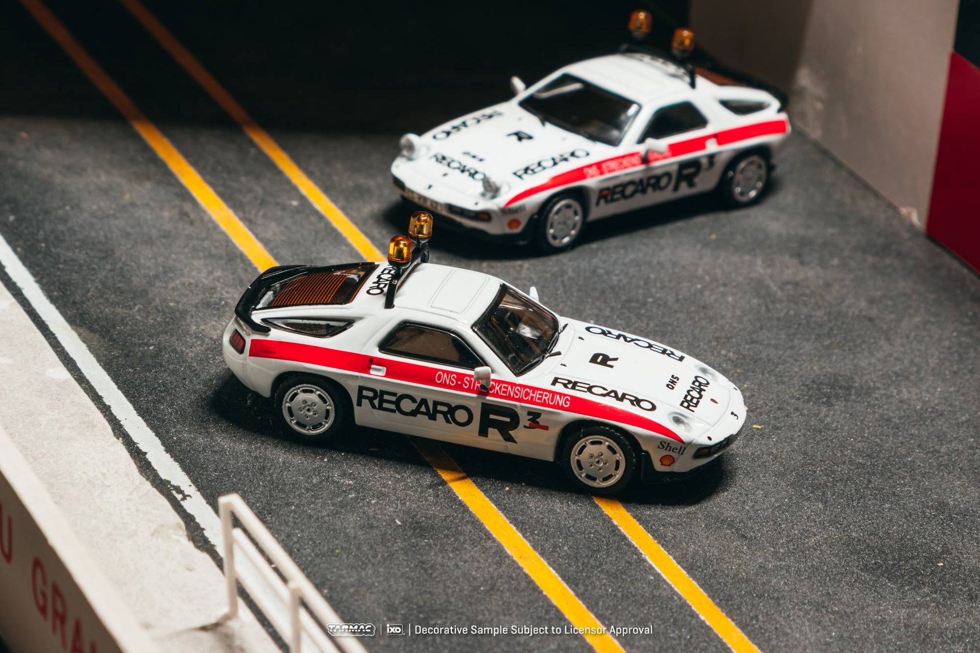 Tarmac Works 1:64 Porsche 928 S safety car white red ONS livery diecast model. Side