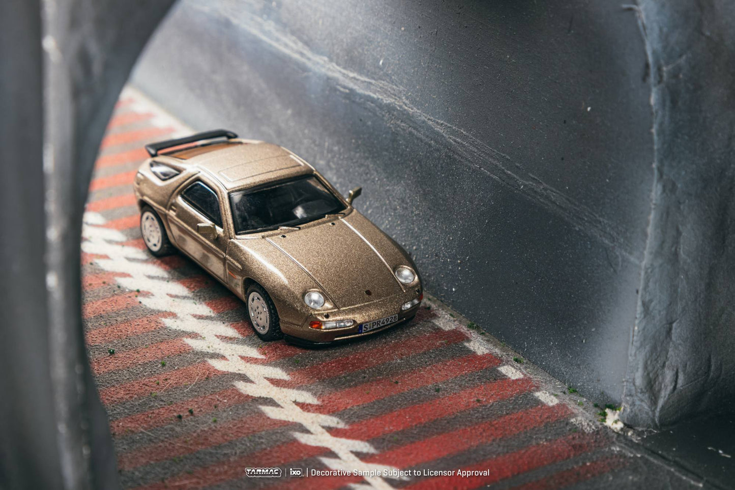 Tarmac Works 1992 Porsche 928 S in Platinum Metallic from the Global64 collection. Front