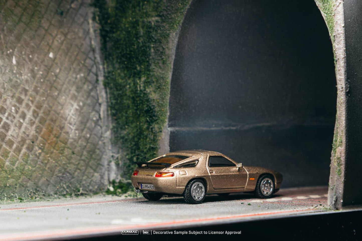 Tarmac Works 1992 Porsche 928 S in Platinum Metallic from the Global64 collection. Back