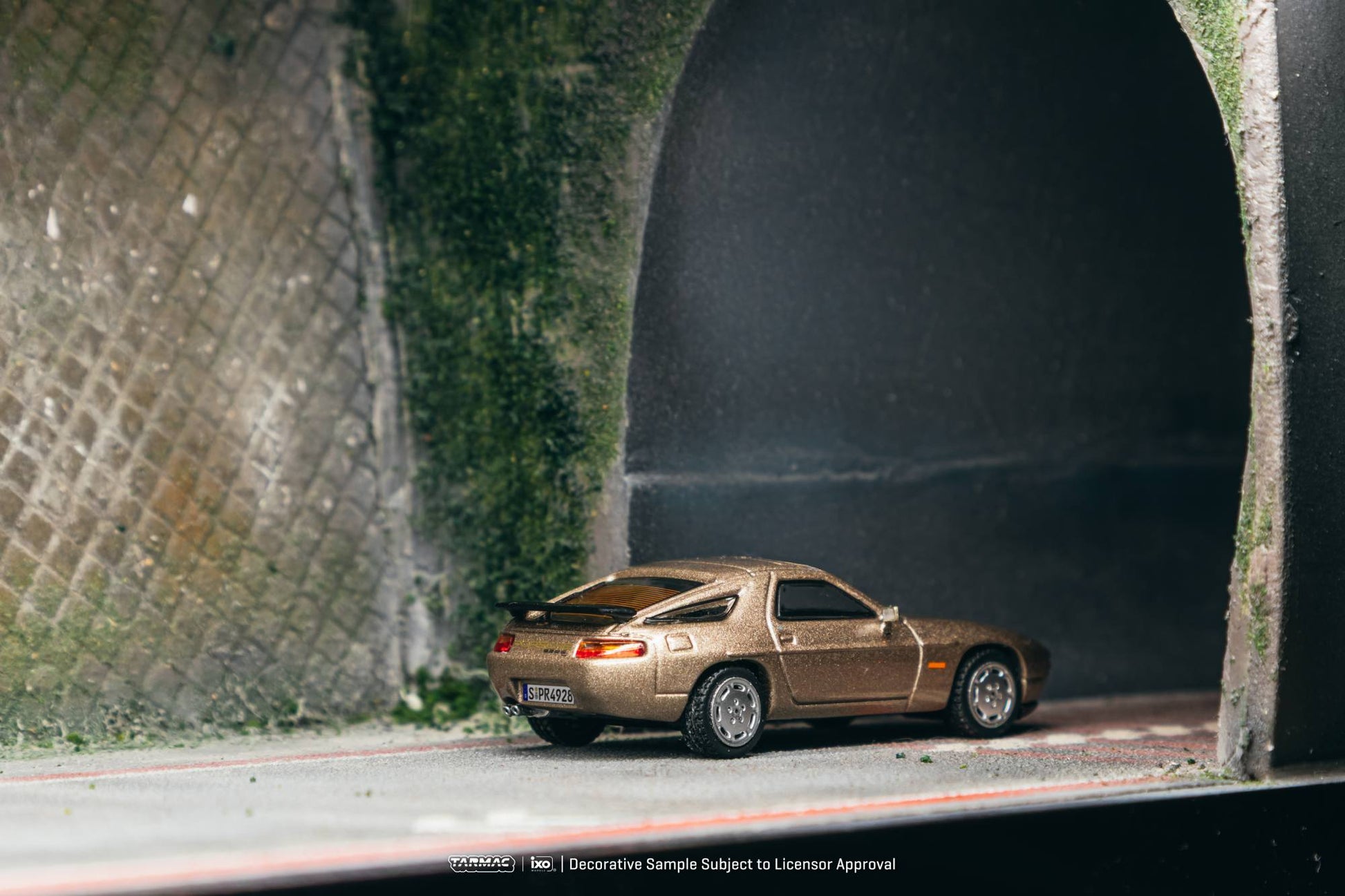 Tarmac Works 1992 Porsche 928 S in Platinum Metallic from the Global64 collection. Back