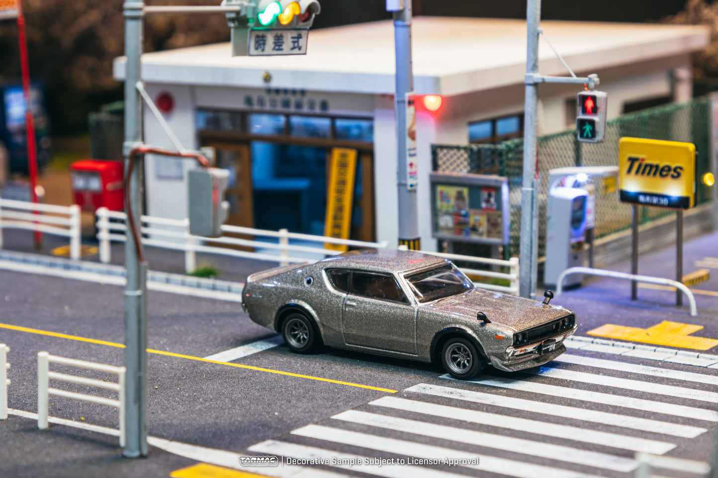 Tarmac Works Global64 1969 Nissan Skyline 2000GT-R KPGC110 with rolling wheels.