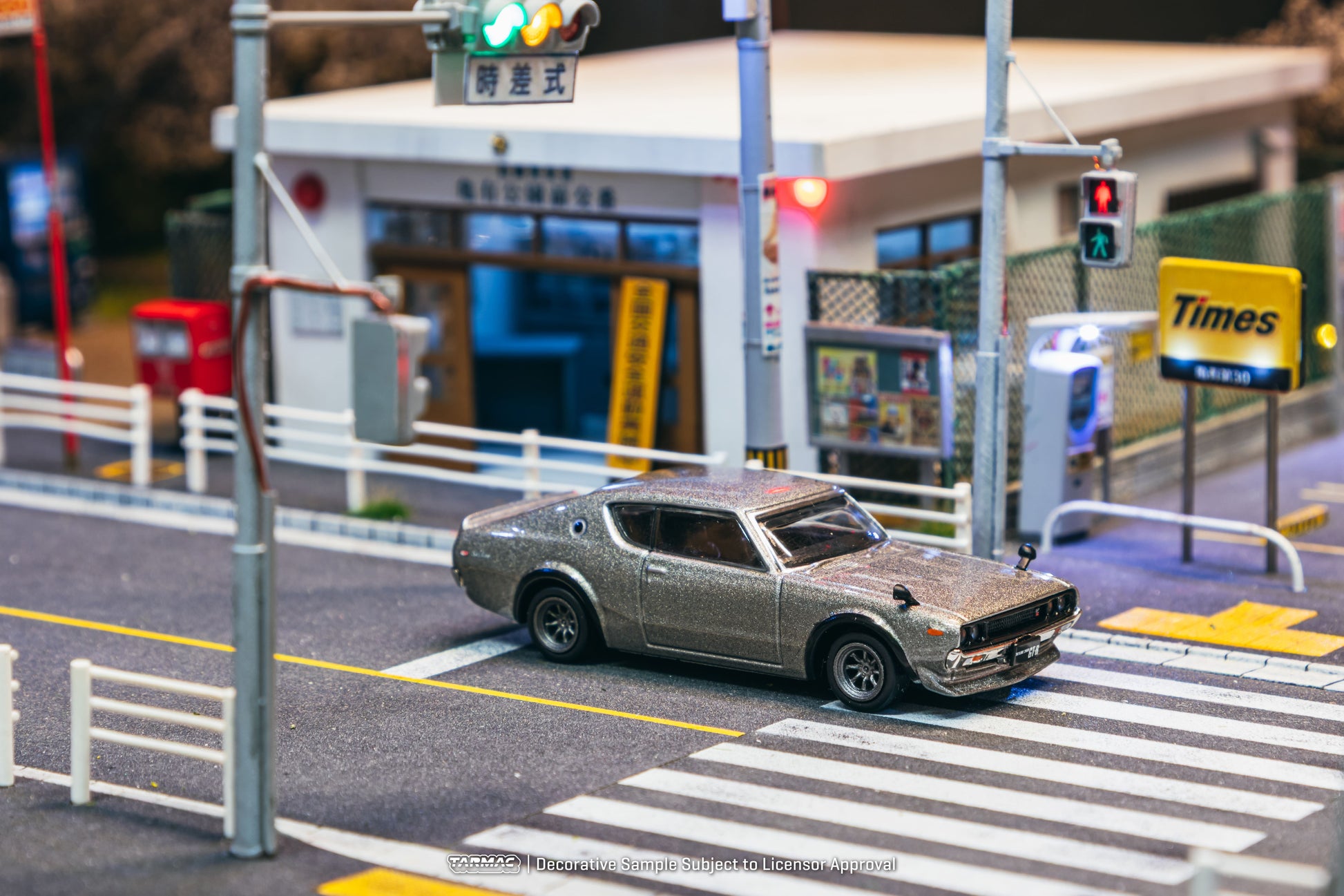 Tarmac Works Global64 1969 Nissan Skyline 2000GT-R KPGC110 with rolling wheels.