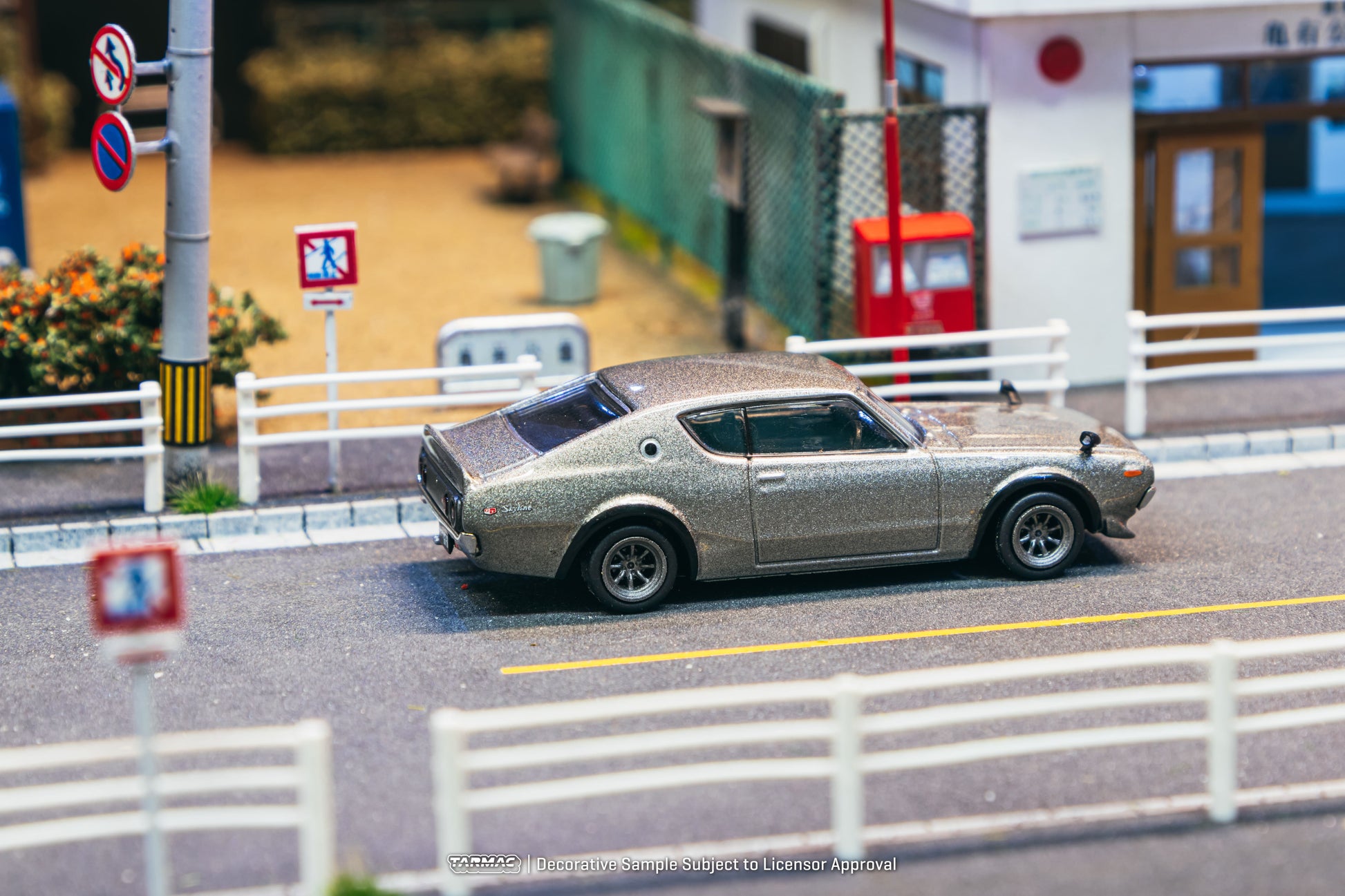 Tarmac Works Global64 1969 Nissan Skyline 2000GT-R KPGC110 with rolling wheels.