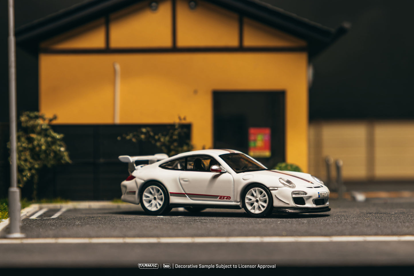 Tarmac Works Porsche 911 997 GT3 RS in white from the Global64 series. Side