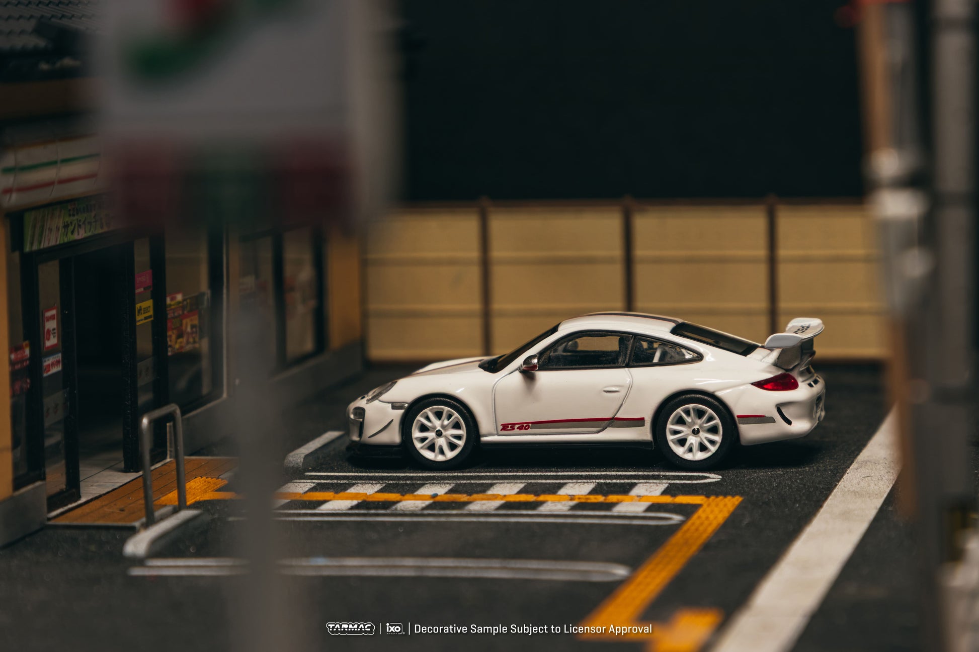Tarmac Works Porsche 911 997 GT3 RS in white from the Global64 series. Side
