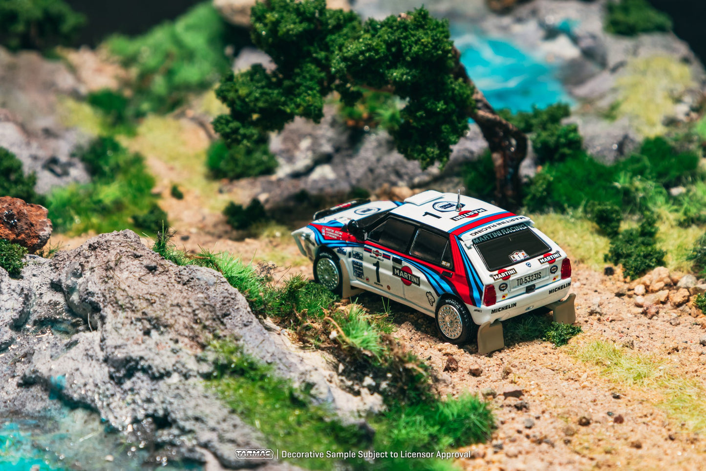 1:64 Tarmac Works Lancia Delta HF Integrale #1 Juha Kankkunen Safari Rally 1992 – Martini livery die-cast rally model with display base. Back