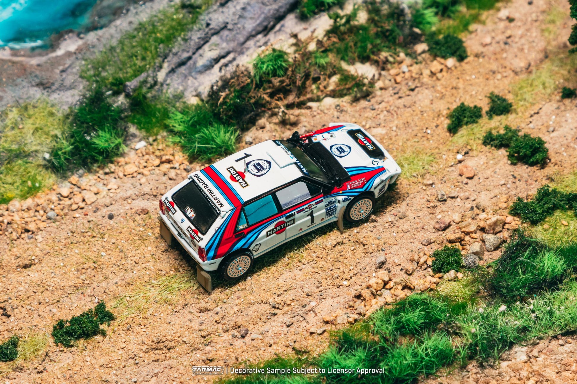 1:64 Tarmac Works Lancia Delta HF Integrale #1 Juha Kankkunen Safari Rally 1992 – Martini livery die-cast rally model with display base. Top