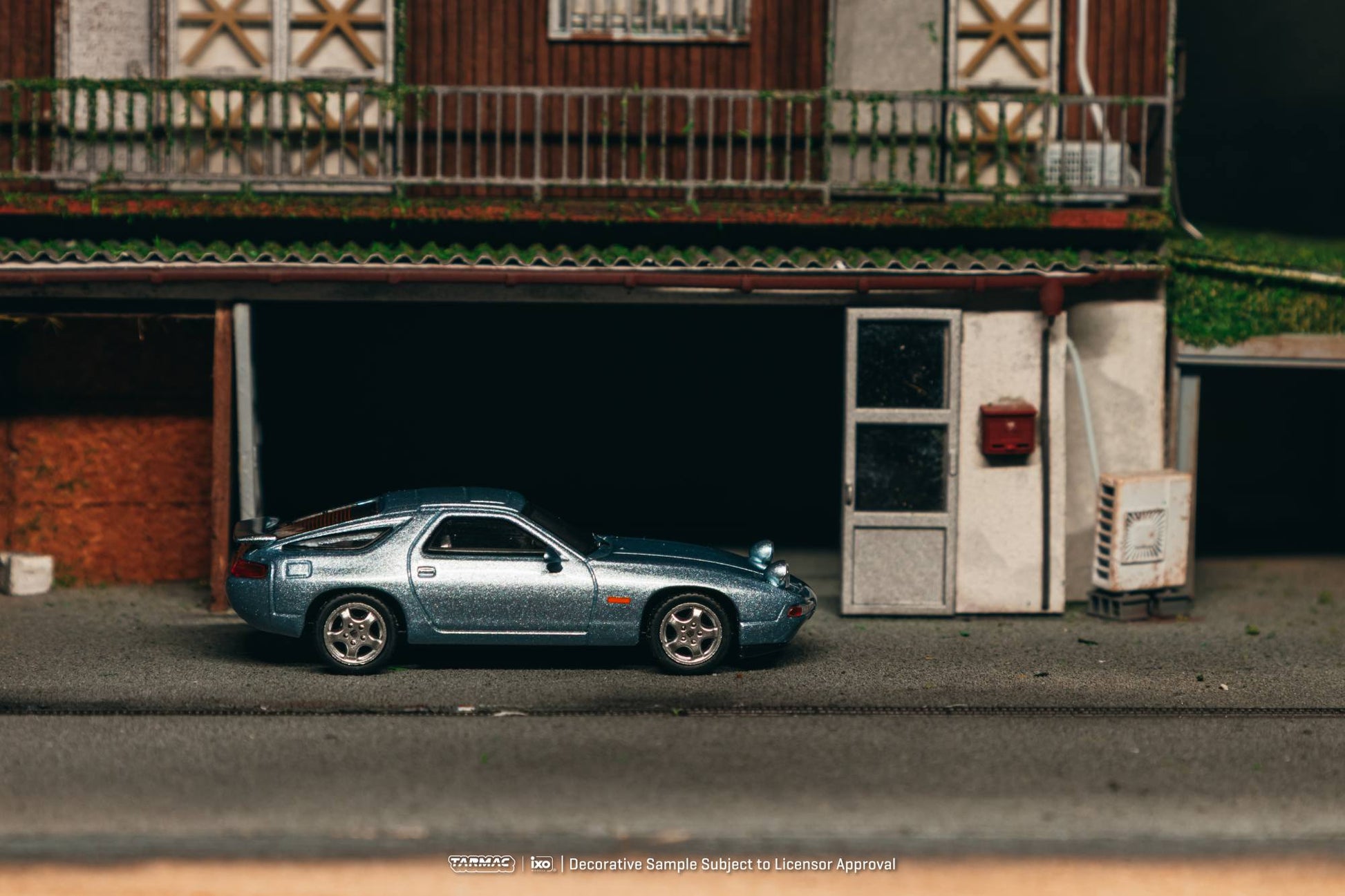 Tarmac Works Porsche 928 GTS blue metallic 1992 1:64 diecast. Side