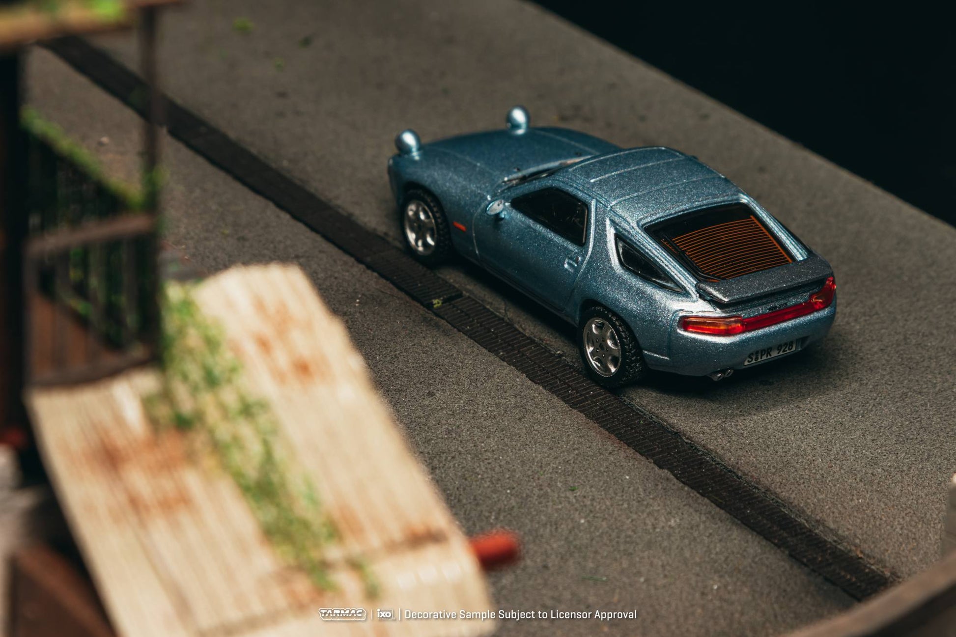 Tarmac Works Porsche 928 GTS blue metallic 1992 1:64 diecast. Back