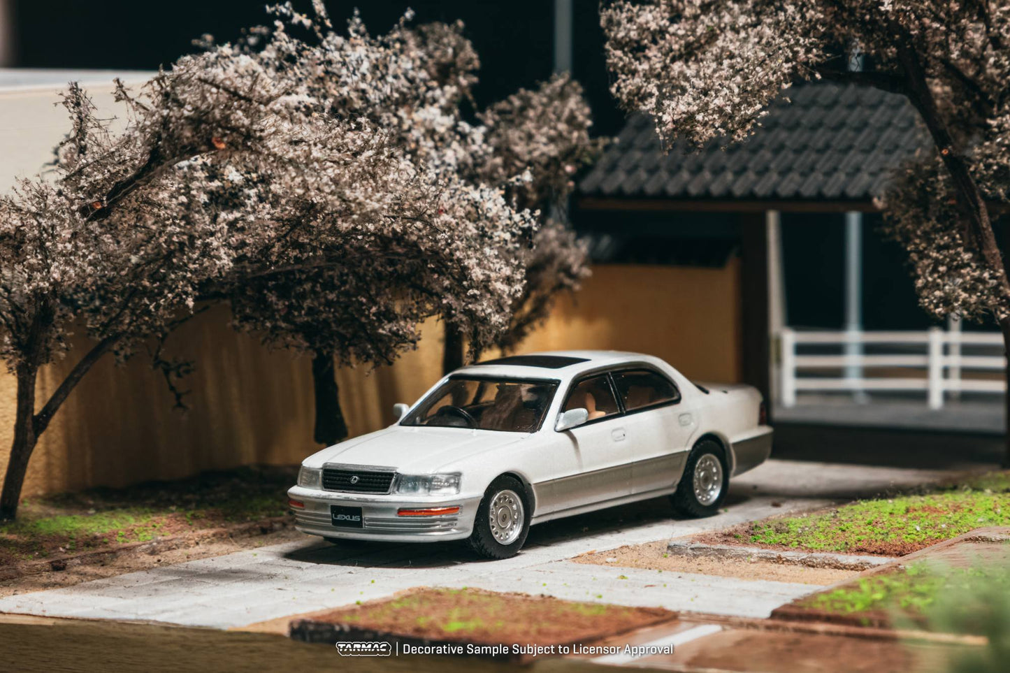 Tarmac Works Lexus LS400 UCF10 pearl white 2001 1:64 diecast sedan. Front