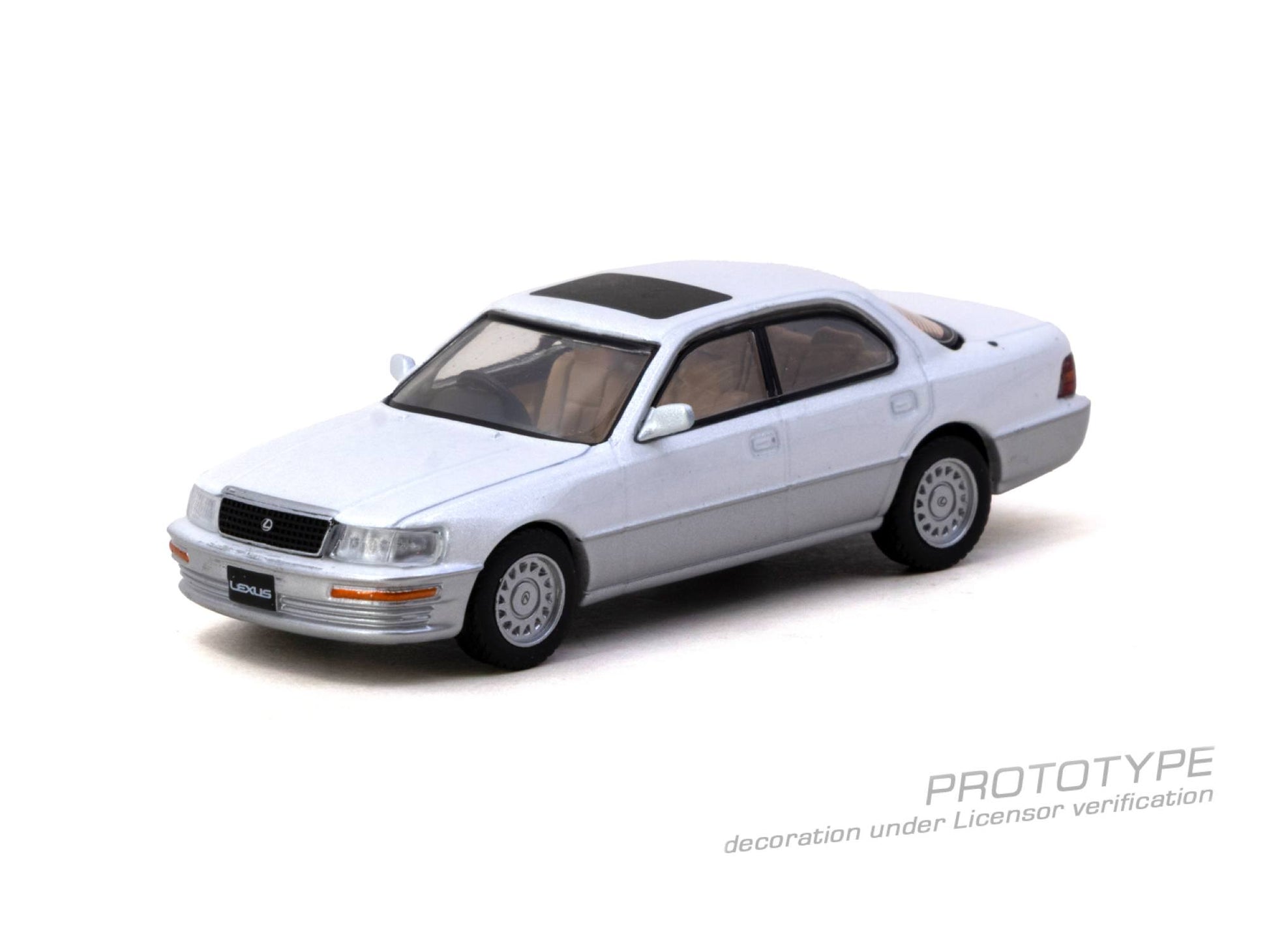 Tarmac Works Lexus LS400 UCF10 pearl white 2001 1:64 diecast sedan