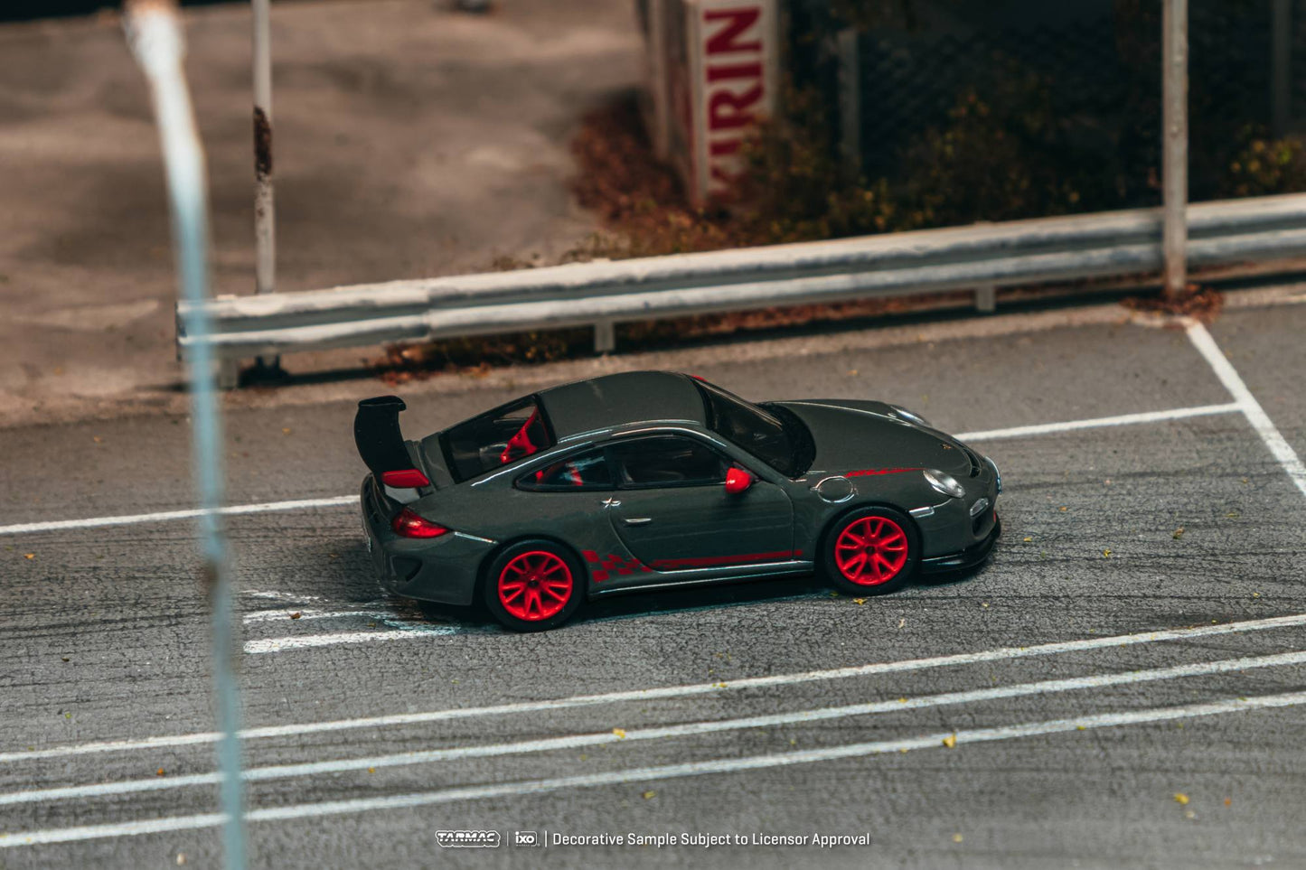 Tarmac Works Porsche 911 997.2 GT3 RS grey red GLOBAL64 1:64 diecast. Side