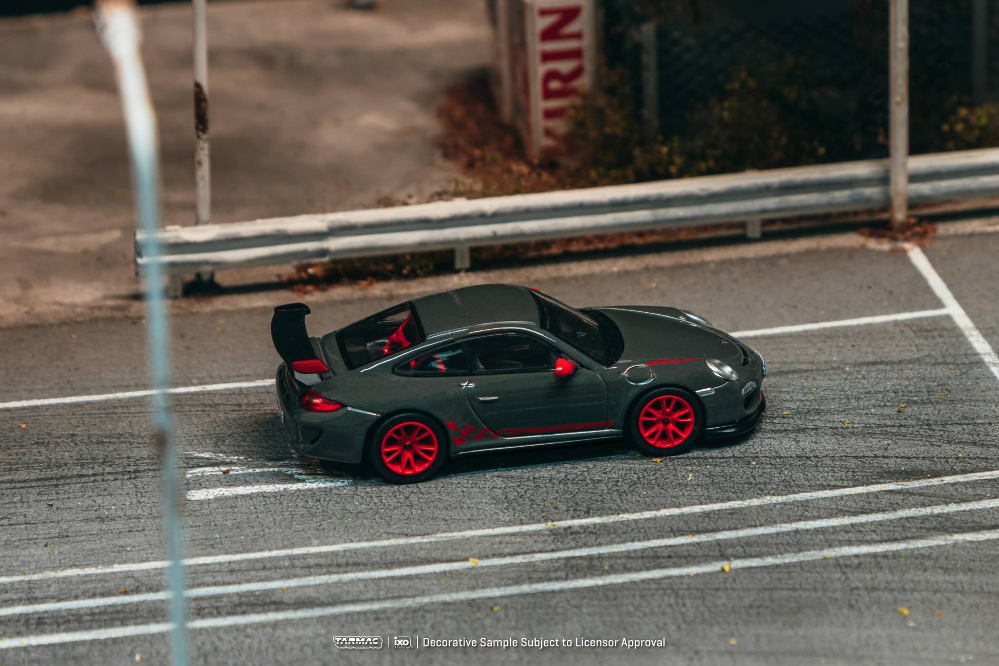 Tarmac Works Porsche 911 997.2 GT3 RS grey red GLOBAL64 1:64 diecast. Side
